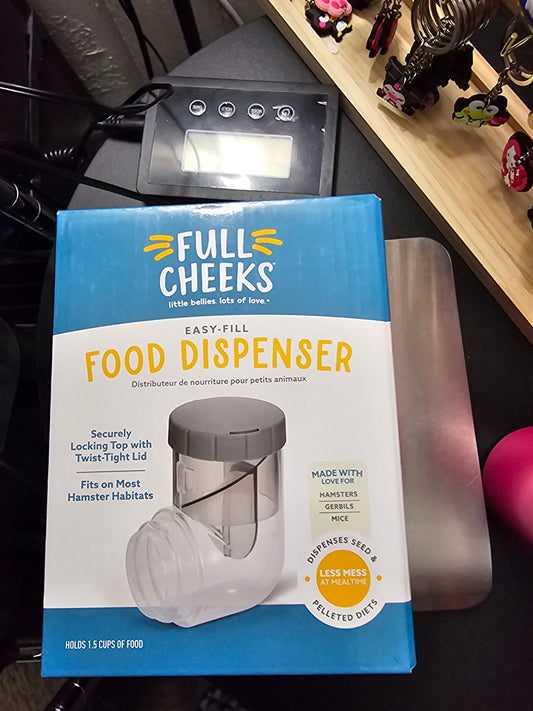 Full cheeks food dispenser